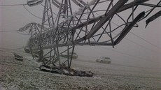 Při havárii spadlo poblíž Velkého Meziříčí 13 stožárů, přes něž je vedena... Při havárii spadlo poblíž Velkého Meziříčí 13 stožárů, přes něž je vedena...