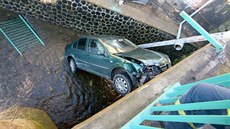 Volkswagen prorazil zábradlí a skončil v řece Mandavě. Volkswagen prorazil zábradlí a skončil v řece Mandavě.