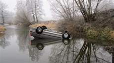 idii nebylo nic platné, e ml vz zimní pneumatiky. Po zledovatlé silnici...