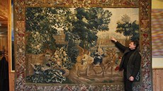 Šéf gobelínky ve Valašském Meziříčí Jan Timotej Strýček ukazuje historický... Šéf gobelínky ve Valašském Meziříčí Jan Timotej Strýček ukazuje historický...