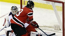 Jaromír Jágr z New Jersey v neúspěšném nájezdu na gólmana Curtise McElhinneye z... Jaromír Jágr z New Jersey v neúspěšném nájezdu na gólmana Curtise McElhinneye z...