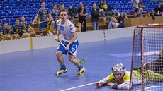 Marek Matějčík z Otrokovic sleduje, jak dopadne jeho střela na branku FBC... Marek Matějčík z Otrokovic sleduje, jak dopadne jeho střela na branku FBC...