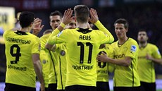 OSLAVA. Marco Reus (zády) z Dortmundu slaví se spoluhrái gól, který vstelil...