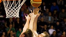 Momentka z basketbalového duelu Pardubice vs. Nymburk