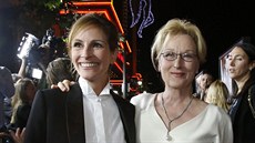 Julia Robertsová a Meryl Streepová na premiée filmu August: Osage County...