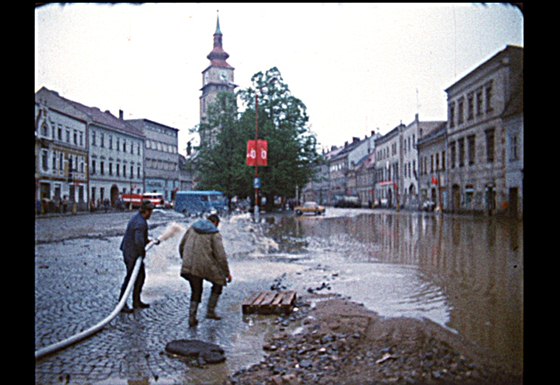 Film Stoletá voda zachycuje povode z roku 1985. Na námstí byl metr vody,...