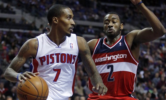 John Wall (vpravo) z Washingtonu brání Brandona Jenningse z Detroitu.