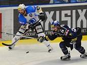 Tomáš Slovák (vlevo) z Plzně rozehrává, Jan Eberle z Kladna se snaží zastavit Tomáš Slovák (vlevo) z Plzně rozehrává, Jan Eberle z Kladna se snaží zastavit