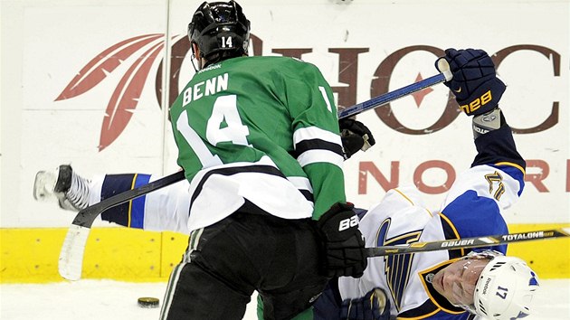 Jamie Benn z Dallasu tvrd srazil Vladimra Sobotku, kter po pauze zase nastoupil v dresu St. Louis.