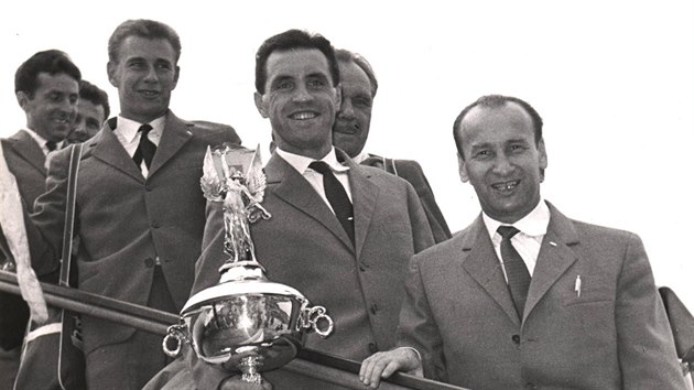 A JE N! Fotbalist Dukly se takhle v roce 1961 vraceli do eskoslovenska s trofej pro vtze Americkho pohru. Te o Dukle vznik filmov dokument.