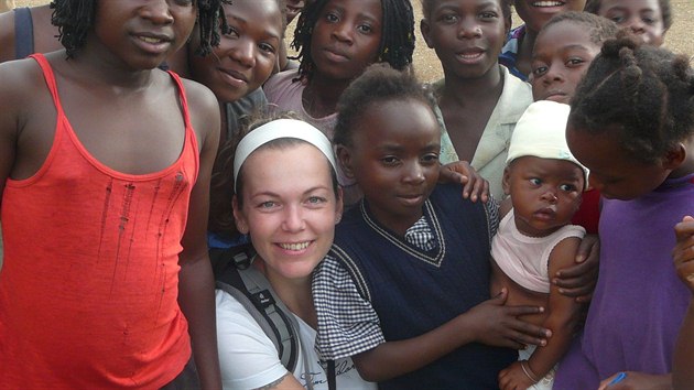 Linda strvila v roce 2009 dovolenou v Zambii. Setkn s dtmi z chudch slum Lusacy ji ovlivnilio natolik, e by v budoucnu chtla odjet do nkter z africkch zem pomhat. 