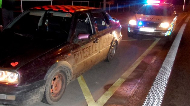 Policist zastavali podezel auto na zastvce MHD.