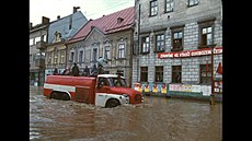 Film Stoletá voda zachycuje povode z roku 1985. Na námstí byl metr vody,...