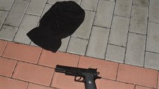 Řidič auta měl na sobě kuklu a v ruce airsoftovou pistoli, která vypadala jako... Řidič auta měl na sobě kuklu a v ruce airsoftovou pistoli, která vypadala jako...