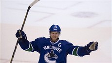 Henrik Sedin z Vancouveru slaví svůj gól Henrik Sedin z Vancouveru slaví svůj gól