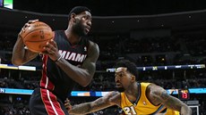 LeBron James (vlevo) z Miami hledá cestu pes Wilsona Chandlera z Denveru.