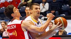 Zbyněk Pospíšil (vpravo) z Pardubic se tlačí k nymburskému koši přes Jiřího... Zbyněk Pospíšil (vpravo) z Pardubic se tlačí k nymburskému koši přes Jiřího...