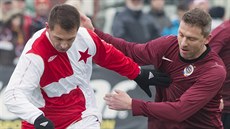 TRADIČNÍ SILVESTROVSKÉ DERBY. Pavel Kuka (vlevo) ze Slavie uniká Martinu... TRADIČNÍ SILVESTROVSKÉ DERBY. Pavel Kuka (vlevo) ze Slavie uniká Martinu...