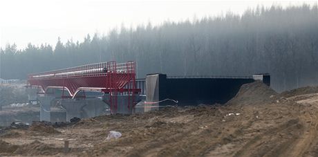 Stavba mostu na budoucím obchvatu Sokolova u dlouho stojí kvli nestabilnímu podloí.