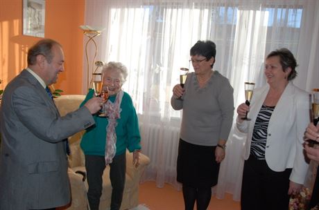 Zdeka Chalupová (druhá zleva) pi oslav stých narozenin.