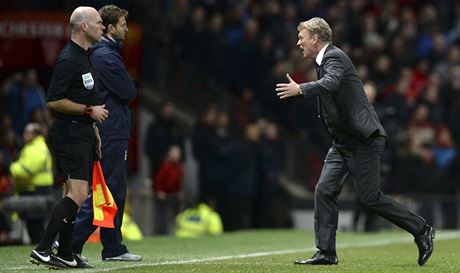 David Moyes, trenér Manchesteru United (vpravo), se zlobí na pomezního sudího...