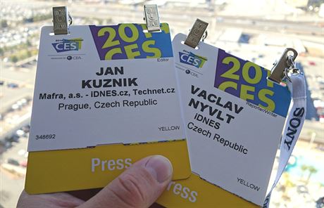 Novináské prkazky na veletrh CES 2014. Na papírové kart je pilepen NFC ip.