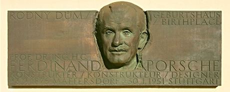 Porscheho busta na jeho rodném dom ve Vratislavicích nad Nisou. 