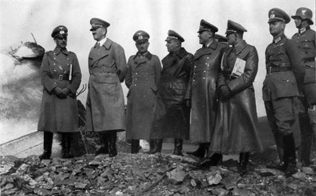 Generálplukovník Ritter von Leeb ukazuje Hitlerovi zniený objekt lehkého...