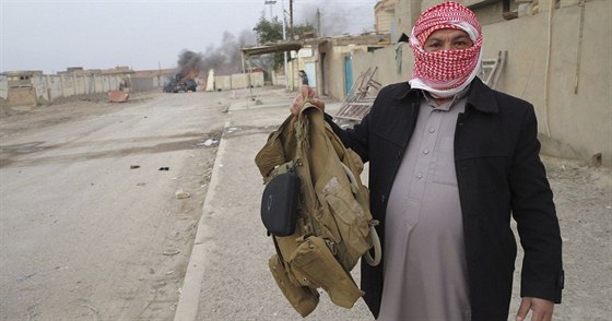 Vesty s kapsami na výbuniny ije islamistm ve Fallúdi místní krejí. Ilustraní foto