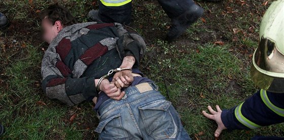 Opilého mladíka hasii pedali policistm.