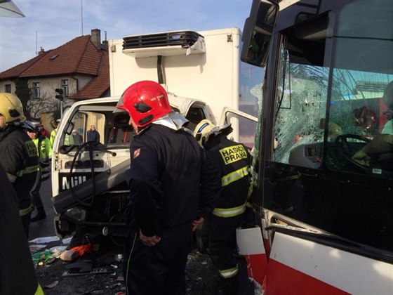 Nehoda autobusu s nákladním vozem ve Stranicích (3.1.2014)