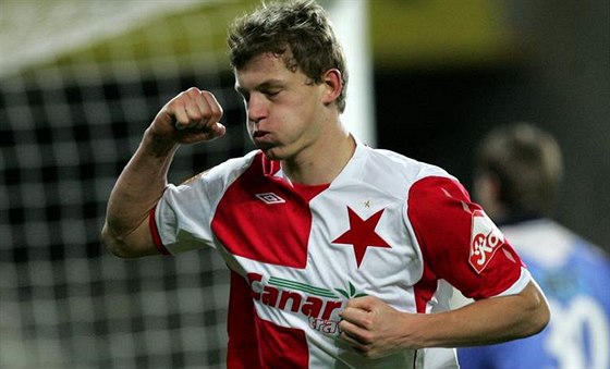 Tomá Necid na podzim 2008 se raduje z gólu, který vstelil za Slavii Teplicím.