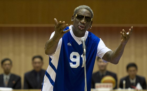 Bývalý americký basketbalista Dennis Rodman zazpíval ped plánovaným zápasem...