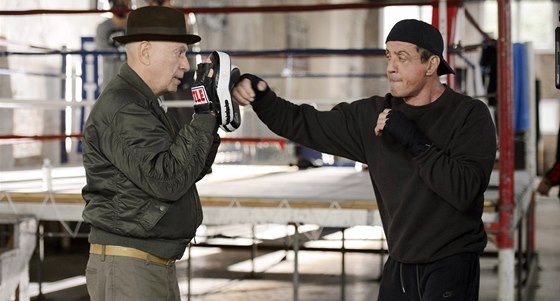 Stalloneho postavu ve filmu trénuje jeho kou z dob, kdy profesionáln boxoval.