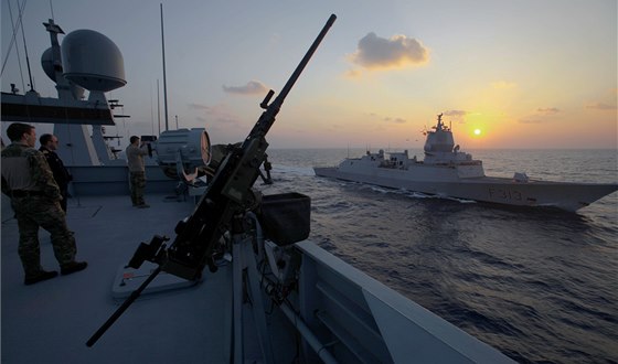 Vojáci na dánské válené lodi Esbern Snare hledí na norskou lo Helge Ingstad,