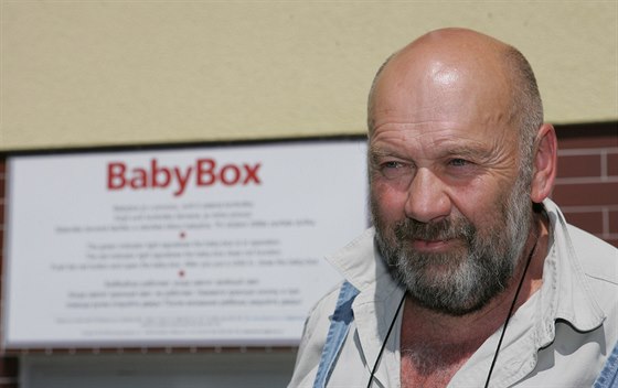 Duchovním otcem eských babybox je Ludvík Hess. Po celé zemi u zídil 59...