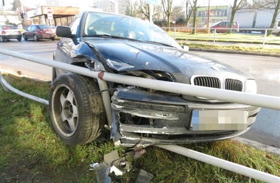 Podivný idi bavoráku s omamnými látkami skonil svj útk ped policisty...