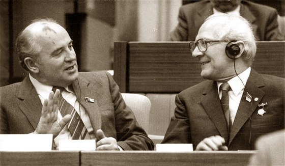 Generální takemník KSSS Michail Gorbaov (vlevo) a pedseda východonmecké