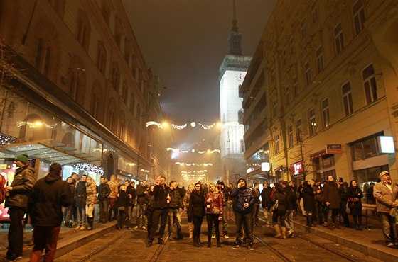V centru Brna probíhaly bujaré oslavy, noní oblohu rozsvítily dlobuchy.