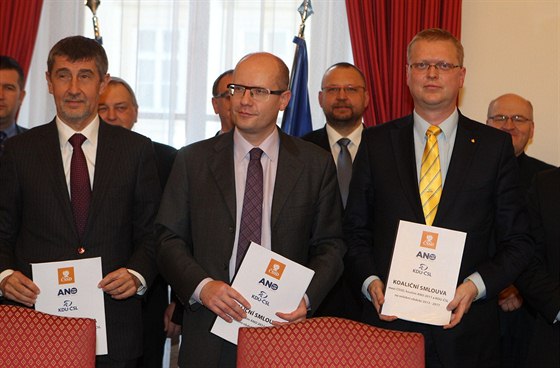 Pedsedové ANO, SSD a lidovc Andrej Babi, premiér Bohuslav Sobotka a Pavel Blobrádek pi podpisu koaliní smlouvy