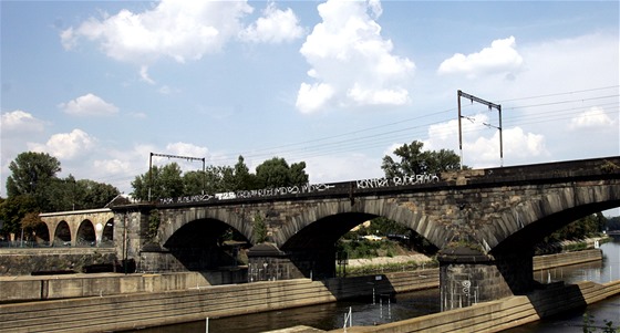 Po Negrelliho viaduktu jezdí vlaky ji 165 let. Svého asu se jednalo o nejdelí elezniní most v Evrop. Jeho výstavba stála  jeden a pl milionu zlatých.