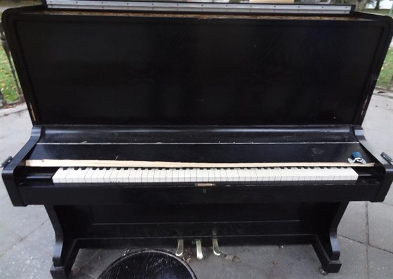 Na opravu piana, které v Písku poniil vandal, uspoádalo obanské sdruení...