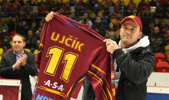 Bude dres Viktora Ujíka viset mezi legendami jihlavského hokeje? To zatím není...