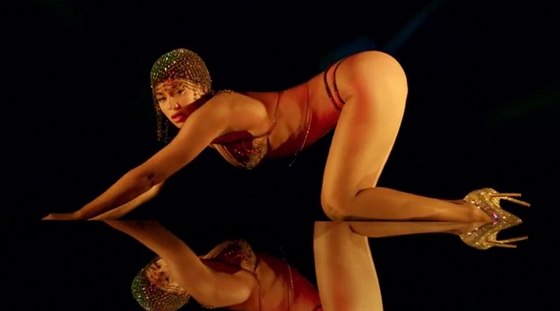 Nejvíc se Beyoncé odhaluje v klipu Partition, kde hraje striptérku.