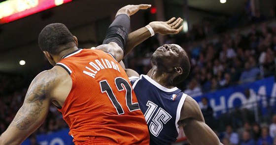 Reggie Jackson (vpravo) z týmu Oklahoma City v souboji s LaMarcusem Aldridgem z...