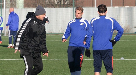 Olomoucký trenér Zdenk Psotka (vlevo) se zapojoval do prvního zimního tréninku...