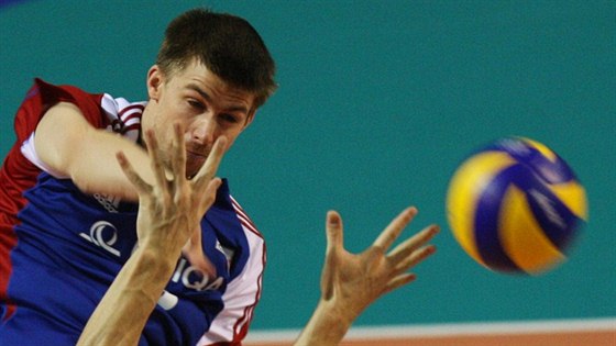 eský volejbalista Vladimír Sobotka smeuje v duelu s Bulharskem.