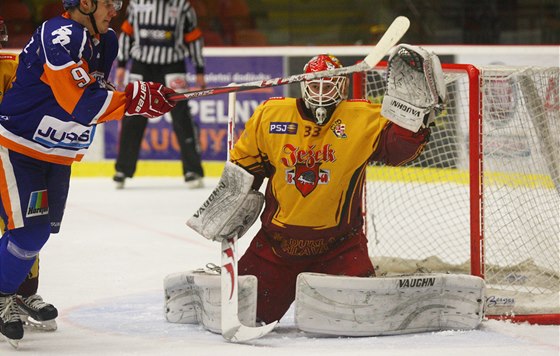 Jihlavský gólman David Rittich eká v rozkleku na ránu z hole hokejisty