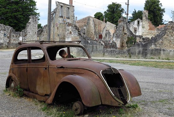 Trosky a vraky. Nmá pipomínka masakru v Oradour-sur-Glane. 