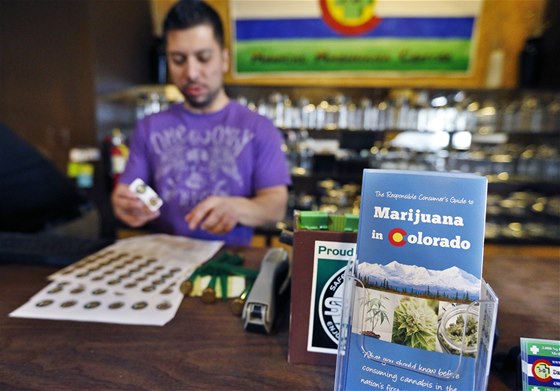 Zamstnanci obchod, které dostaly licenci na prodej marihuany, dokonují...